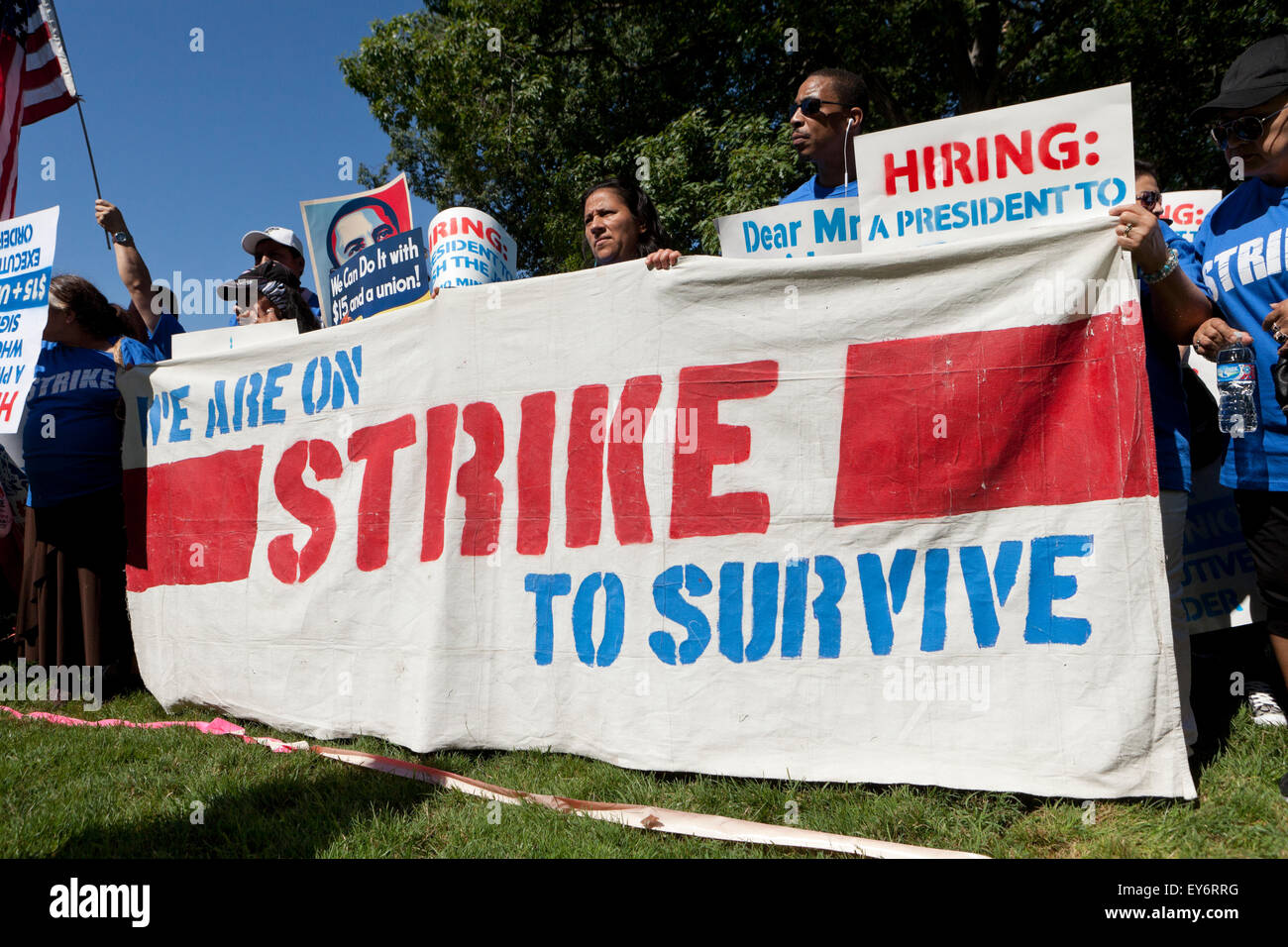 Washington DC, Stati Uniti d'America. 22 Luglio, 2015. Centinaia di contratto federale di lavoratori in sciopero al di fuori della US Capitol Building per protestare contro la povertà i lavori. Noi Senatore Bernie Sanders (I-VT) ha annunciato che sta introducendo un $15 salario nazionale minimo bill in senato per aiutare questi lavoratori. Credito: B Christopher/Alamy Live News Foto Stock
