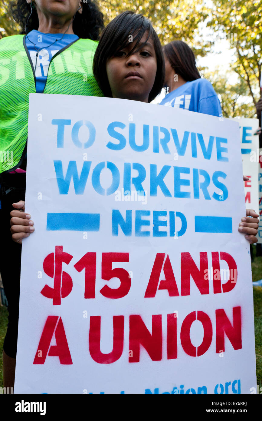 Washington DC, Stati Uniti d'America. 22 Luglio, 2015. Centinaia di contratto federale di lavoratori in sciopero al di fuori della US Capitol Building per protestare contro la povertà i lavori. Noi Senatore Bernie Sanders (I-VT) ha annunciato che sta introducendo un $15 salario nazionale minimo bill in senato per aiutare questi lavoratori. Credito: B Christopher/Alamy Live News Foto Stock