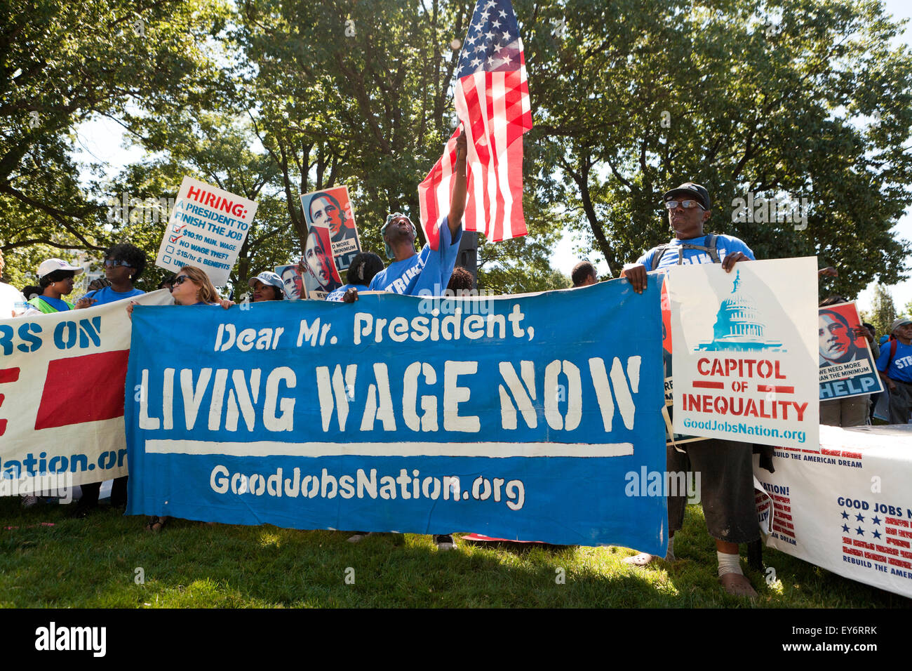 Washington DC, Stati Uniti d'America. 22 Luglio, 2015. Centinaia di contratto federale di lavoratori in sciopero al di fuori della US Capitol Building per protestare contro la povertà i lavori. Noi Senatore Bernie Sanders (I-VT) ha annunciato che sta introducendo un $15 salario nazionale minimo bill in senato per aiutare questi lavoratori. Credito: B Christopher/Alamy Live News Foto Stock