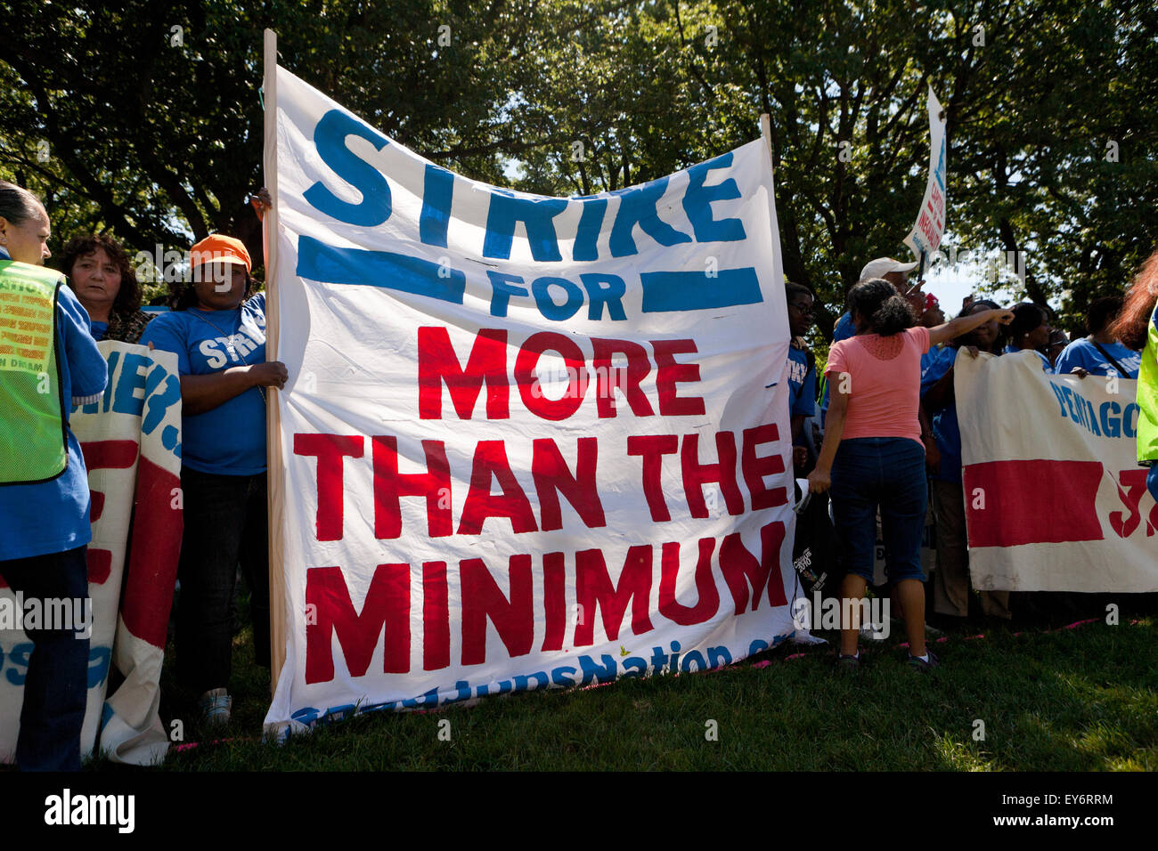 Washington DC, Stati Uniti d'America. 22 Luglio, 2015. Centinaia di contratto federale di lavoratori in sciopero al di fuori della US Capitol Building per protestare contro la povertà i lavori. Noi Senatore Bernie Sanders (I-VT) ha annunciato che sta introducendo un $15 salario nazionale minimo bill in senato per aiutare questi lavoratori. Credito: B Christopher/Alamy Live News Foto Stock