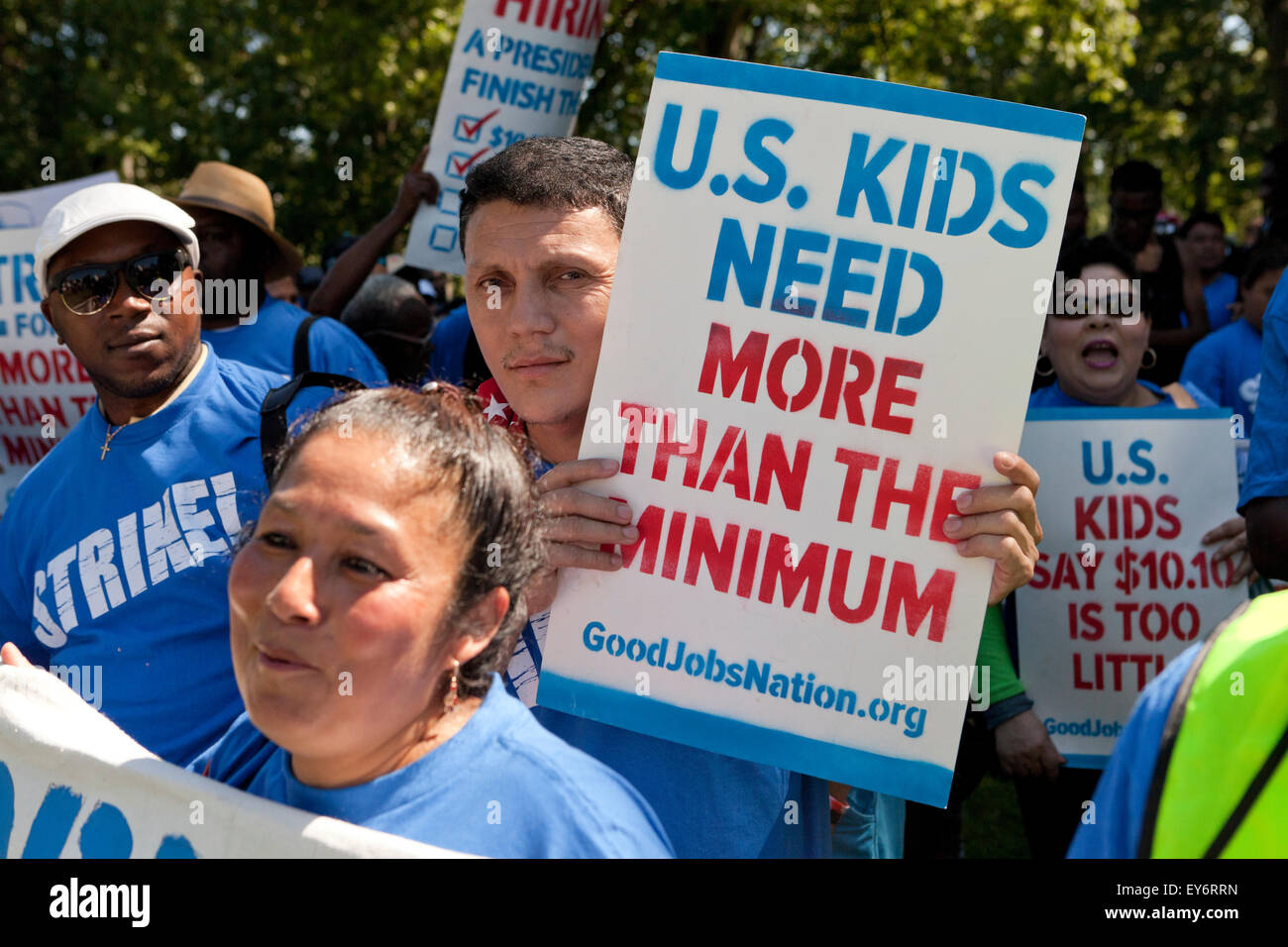 Washington DC, Stati Uniti d'America. 22 Luglio, 2015. Centinaia di contratto federale di lavoratori in sciopero al di fuori della US Capitol Building per protestare contro la povertà i lavori. Noi Senatore Bernie Sanders (I-VT) ha annunciato che sta introducendo un $15 salario nazionale minimo bill in senato per aiutare questi lavoratori. Credito: B Christopher/Alamy Live News Foto Stock