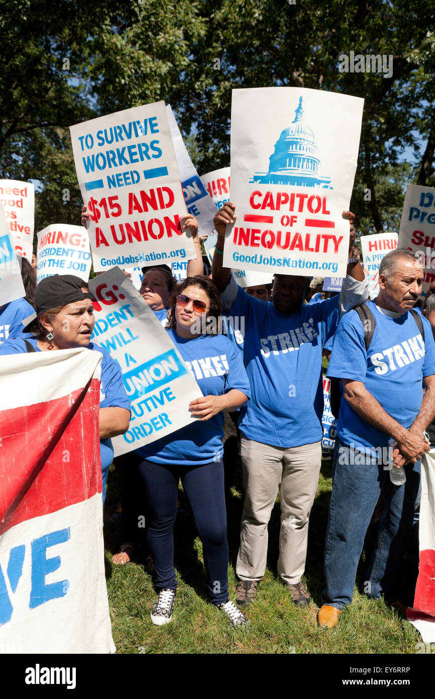 Washington DC, Stati Uniti d'America. 22 Luglio, 2015. Centinaia di contratto federale di lavoratori in sciopero al di fuori della US Capitol Building per protestare contro la povertà i lavori. Noi Senatore Bernie Sanders (I-VT) ha annunciato che sta introducendo un $15 salario nazionale minimo bill in senato per aiutare questi lavoratori. Credito: B Christopher/Alamy Live News Foto Stock