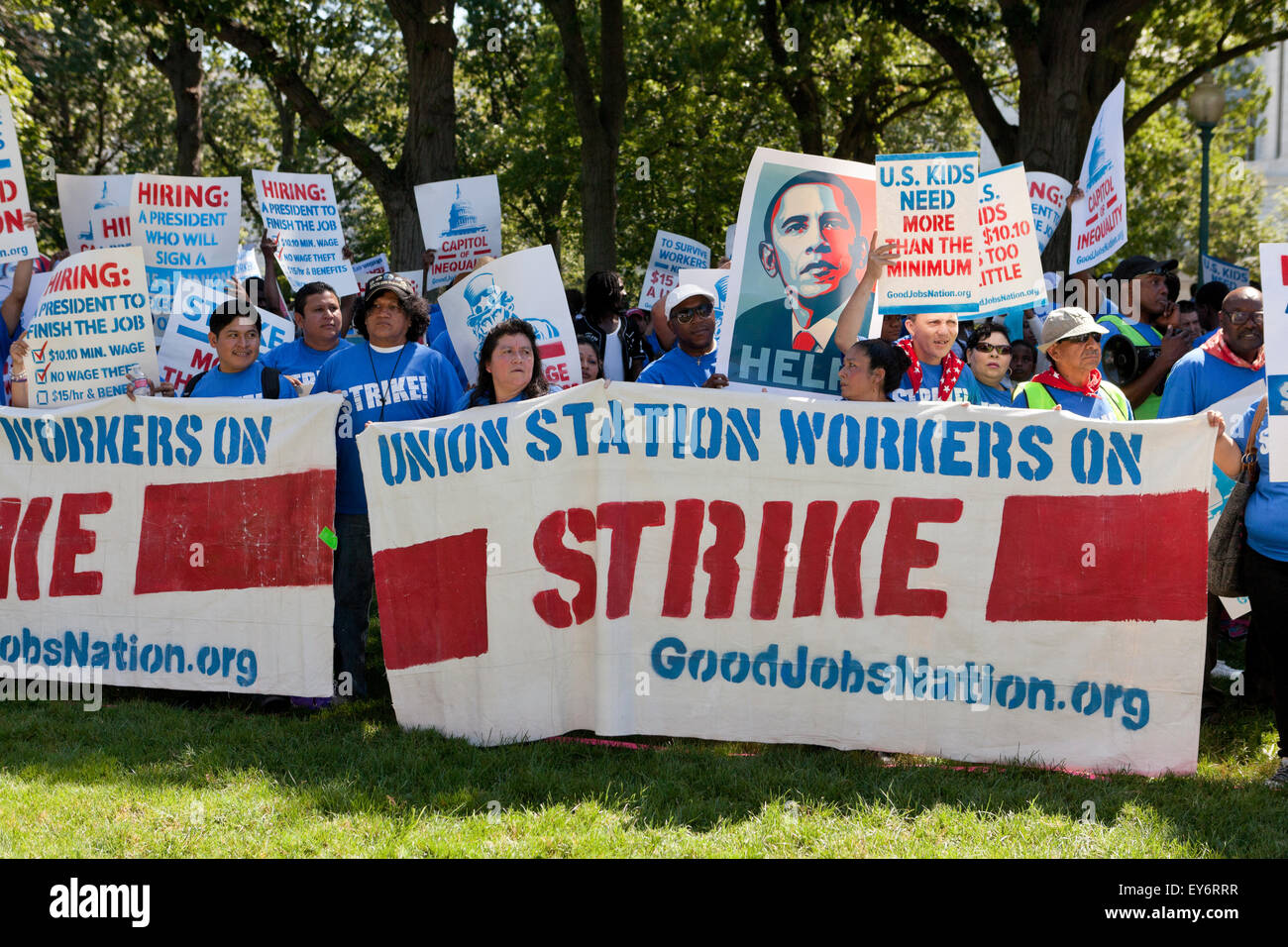 Washington DC, Stati Uniti d'America. 22 Luglio, 2015. Centinaia di contratto federale di lavoratori in sciopero al di fuori della US Capitol Building per protestare contro la povertà i lavori. Noi Senatore Bernie Sanders (I-VT) ha annunciato che sta introducendo un $15 salario nazionale minimo bill in senato per aiutare questi lavoratori. Credito: B Christopher/Alamy Live News Foto Stock