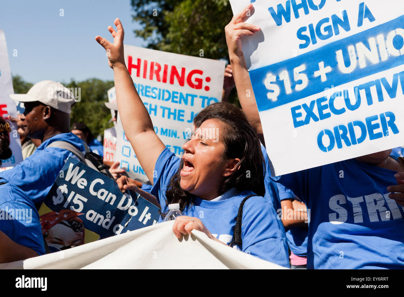Washington DC, Stati Uniti d'America. 22 Luglio, 2015. Centinaia di contratto federale di lavoratori in sciopero al di fuori della US Capitol Building per protestare contro la povertà i lavori. Noi Senatore Bernie Sanders (I-VT) ha annunciato che sta introducendo un $15 salario nazionale minimo bill in senato per aiutare questi lavoratori. Credito: B Christopher/Alamy Live News Foto Stock