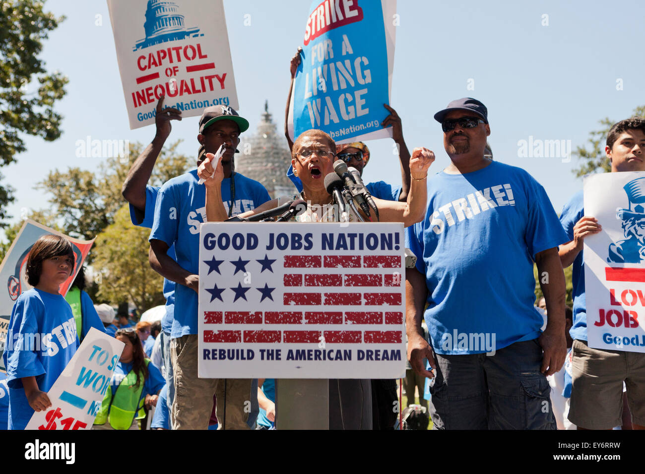 Washington DC, Stati Uniti d'America. 22 Luglio, 2015. Centinaia di contratto federale di lavoratori in sciopero al di fuori della US Capitol Building per protestare contro la povertà i lavori. Noi Senatore Bernie Sanders (I-VT) ha annunciato che sta introducendo un $15 salario nazionale minimo bill in senato per aiutare questi lavoratori. Credito: B Christopher/Alamy Live News Foto Stock