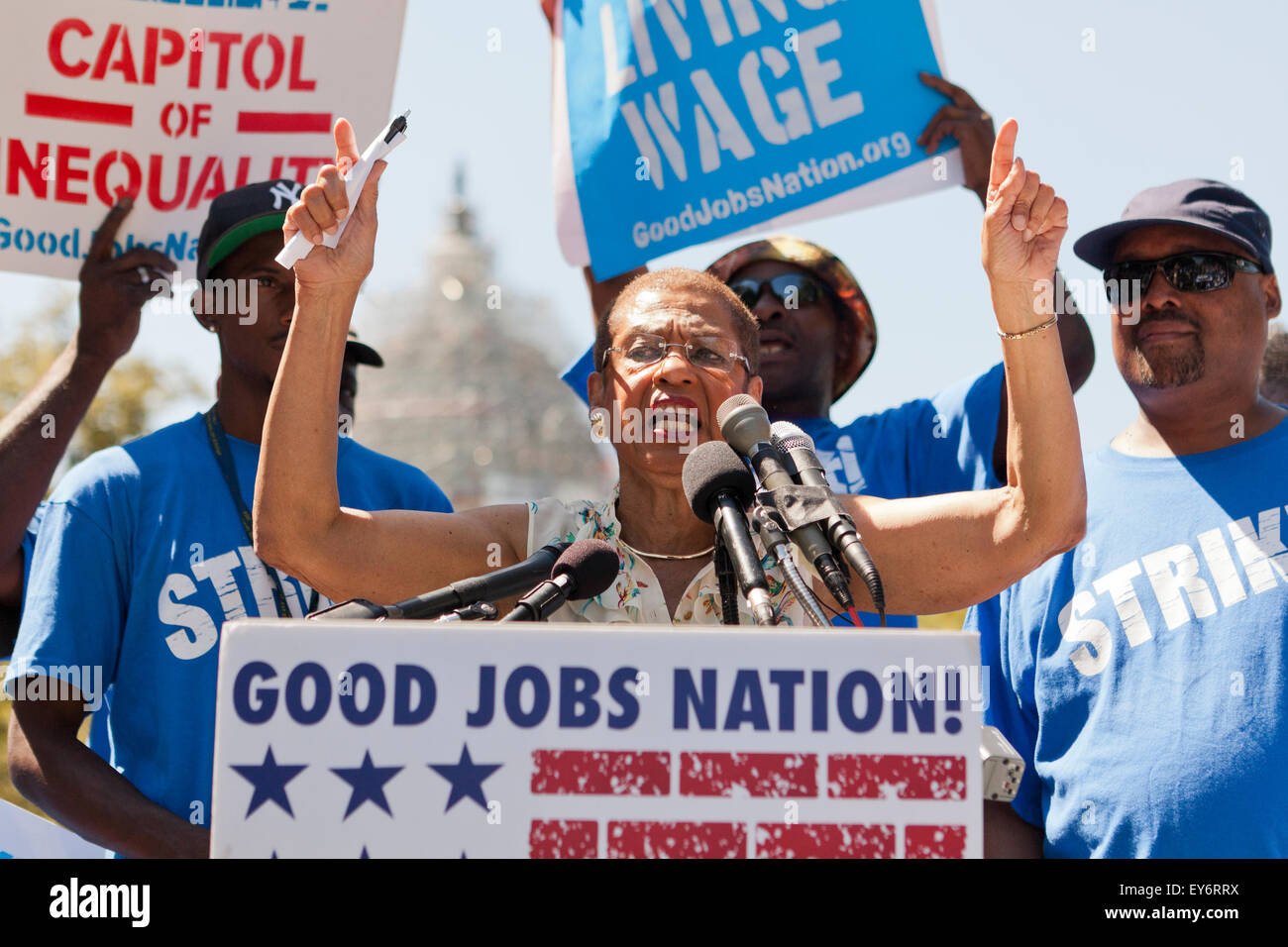 Washington DC, Stati Uniti d'America. 22 Luglio, 2015. Centinaia di contratto federale di lavoratori in sciopero al di fuori della US Capitol Building per protestare contro la povertà i lavori. Noi Senatore Bernie Sanders (I-VT) ha annunciato che sta introducendo un $15 salario nazionale minimo bill in senato per aiutare questi lavoratori. Credito: B Christopher/Alamy Live News Foto Stock