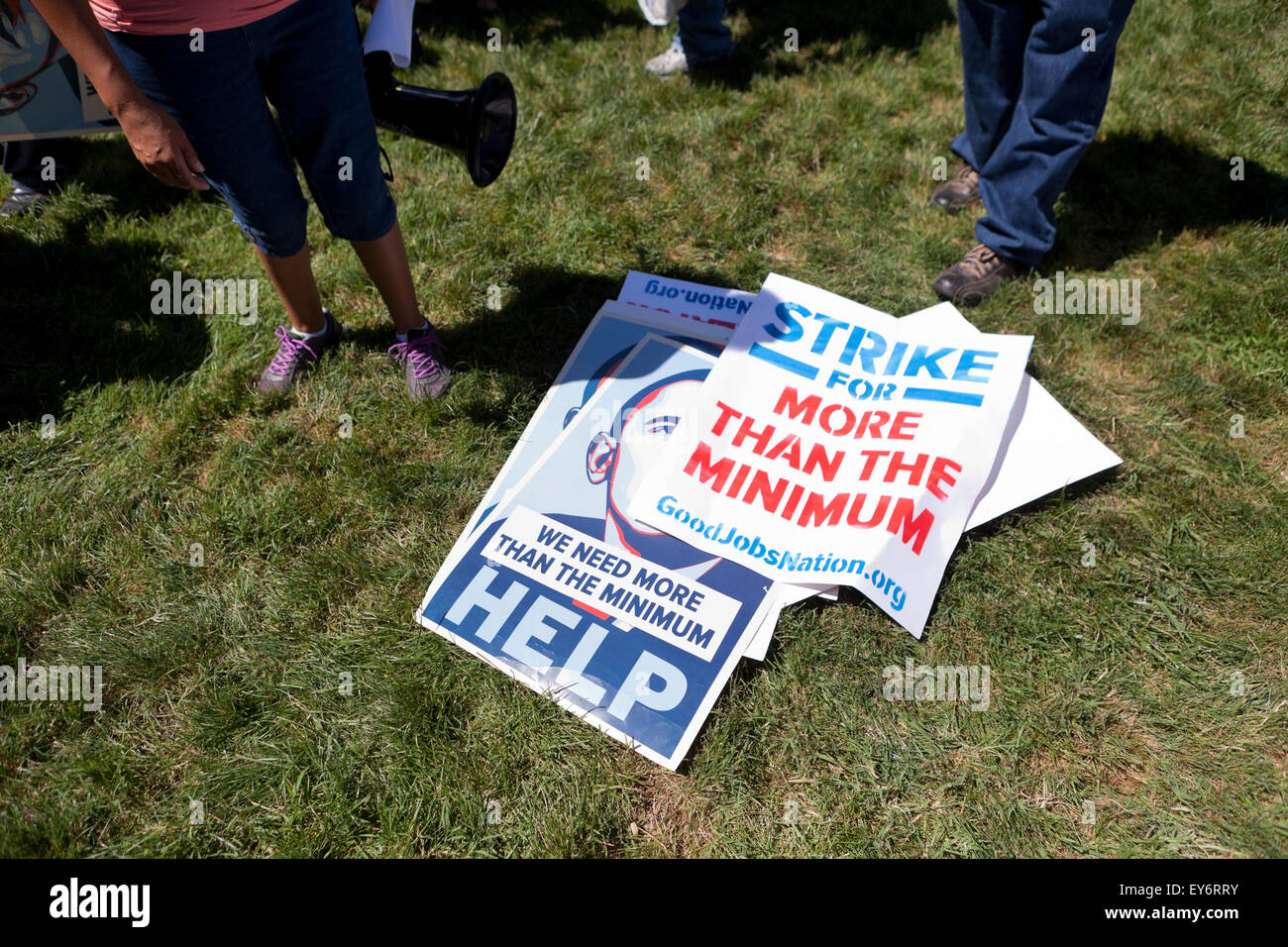 Washington DC, Stati Uniti d'America. 22 Luglio, 2015. Centinaia di contratto federale di lavoratori in sciopero al di fuori della US Capitol Building per protestare contro la povertà i lavori. Noi Senatore Bernie Sanders (I-VT) ha annunciato che sta introducendo un $15 salario nazionale minimo bill in senato per aiutare questi lavoratori. Credito: B Christopher/Alamy Live News Foto Stock