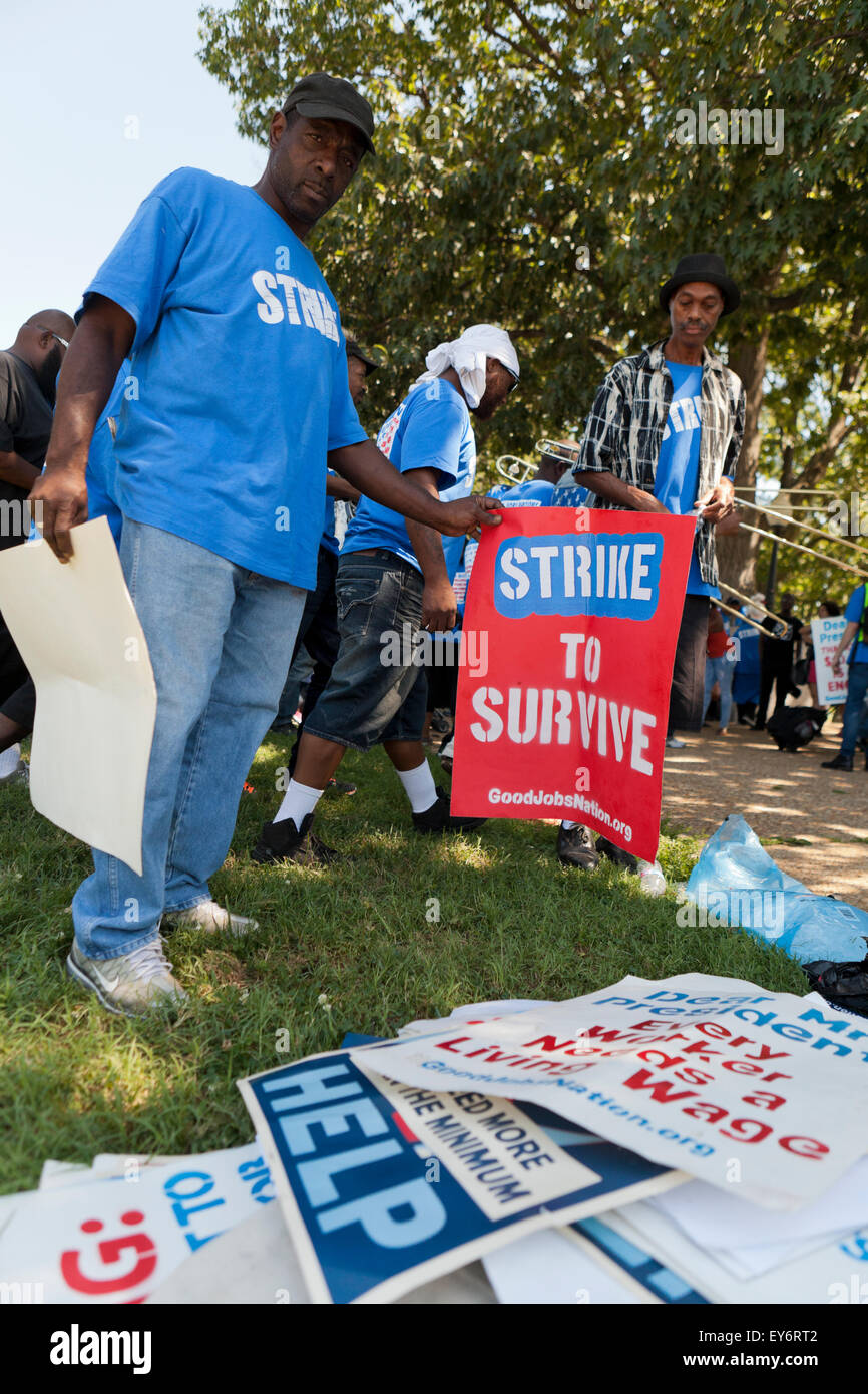 Washington DC, Stati Uniti d'America. 22 Luglio, 2015. Centinaia di contratto federale di lavoratori in sciopero al di fuori della US Capitol Building per protestare contro la povertà i lavori. Noi Senatore Bernie Sanders (I-VT) ha annunciato che sta introducendo un $15 salario nazionale minimo bill in senato per aiutare questi lavoratori. Credito: B Christopher/Alamy Live News Foto Stock