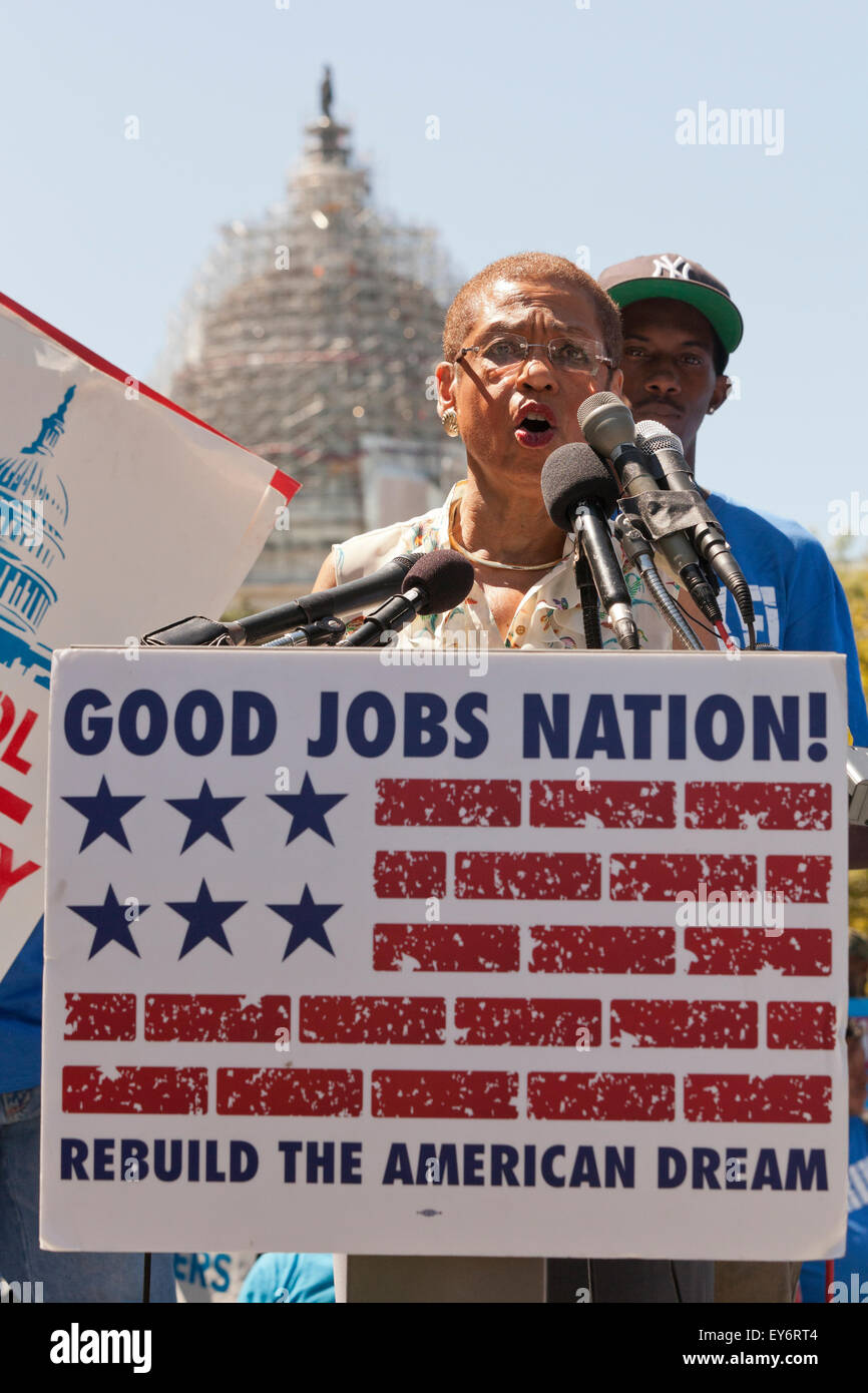 Washington DC, Stati Uniti d'America. 22 Luglio, 2015. Centinaia di contratto federale di lavoratori in sciopero al di fuori della US Capitol Building per protestare contro la povertà i lavori. Noi Senatore Bernie Sanders (I-VT) ha annunciato che sta introducendo un $15 salario nazionale minimo bill in senato per aiutare questi lavoratori. Credito: B Christopher/Alamy Live News Foto Stock