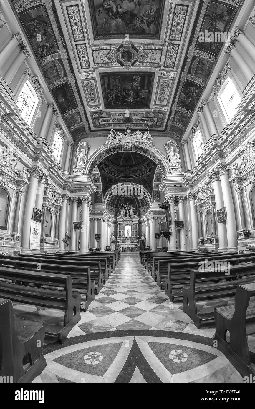 Interno di una vecchia chiesa italiana con colonne bianche e soffitti ornati Foto Stock