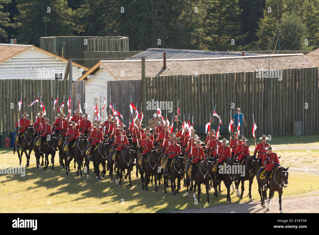 I piloti della RCMP Musical Ride stanno lasciando uno dei cancelli a Fort Walsh nella colline di cipressi. Foto Stock