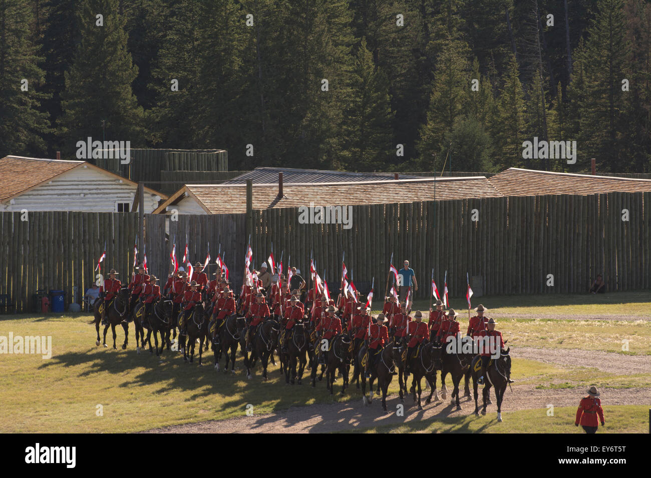 I piloti della RCMP Musical Ride a sinistra uno dei cancelli a Fort Walsh nella colline di cipressi. Foto Stock