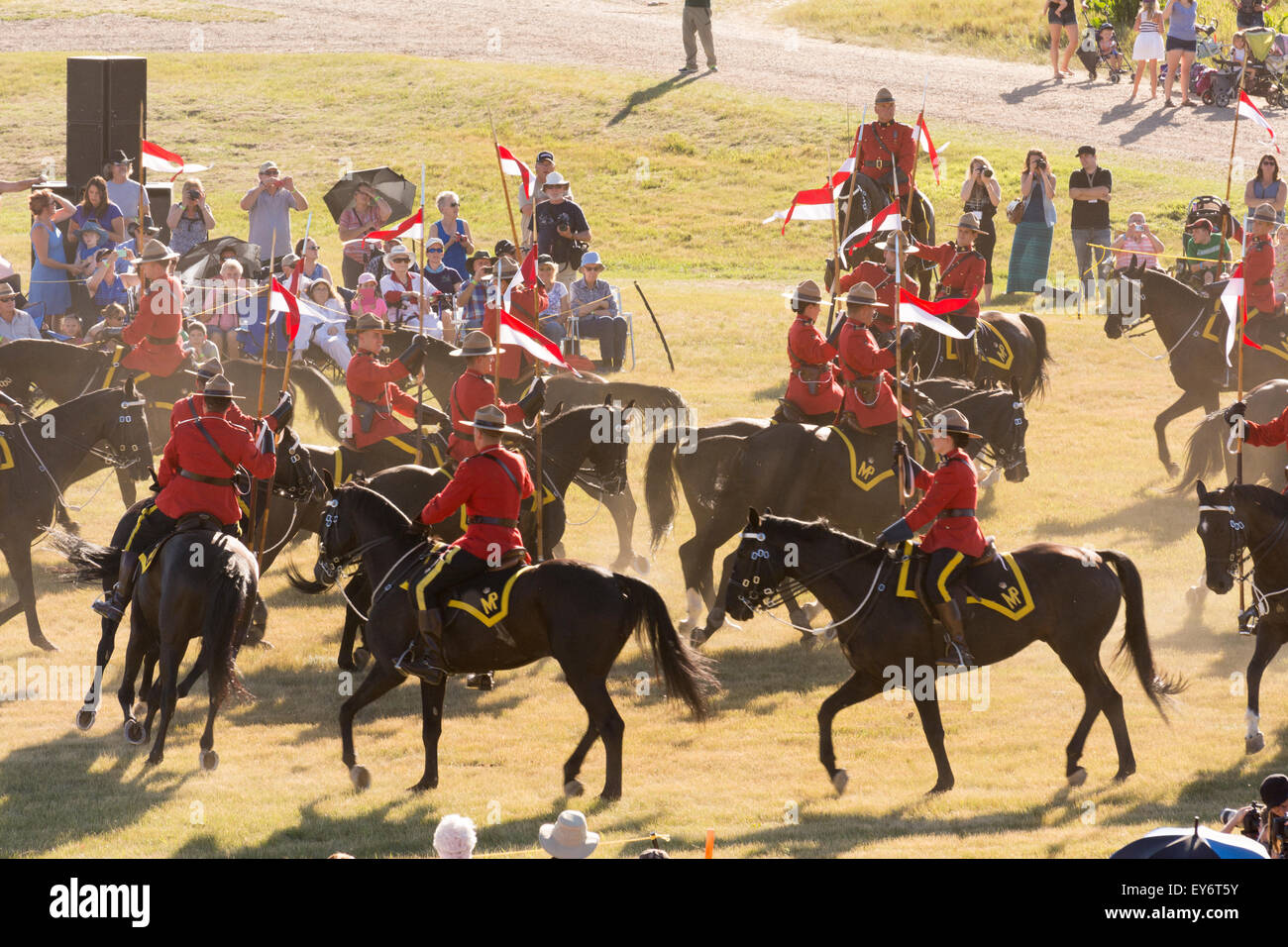 L'RCMP musical ride eseguendo una loro routine a Fort Walsh nella Cypress sulle colline vicino a Maple Creek, Saskatchewan Foto Stock