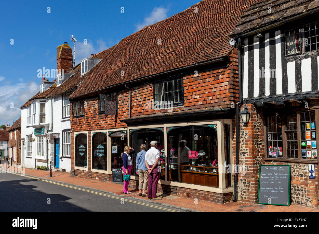 I visitatori che desiderano all'apiario vestiti & Coffee Shop, Alfriston, Sussex, Regno Unito Foto Stock