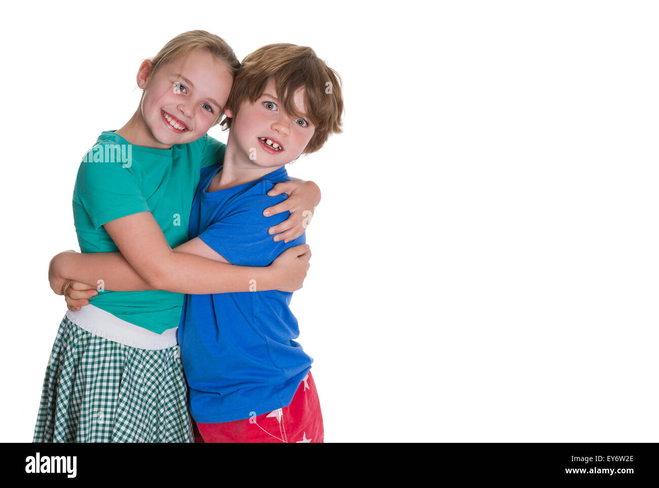 Fratello e Sorella che abbraccia ogni altra con espressioni diverse. Foto Stock