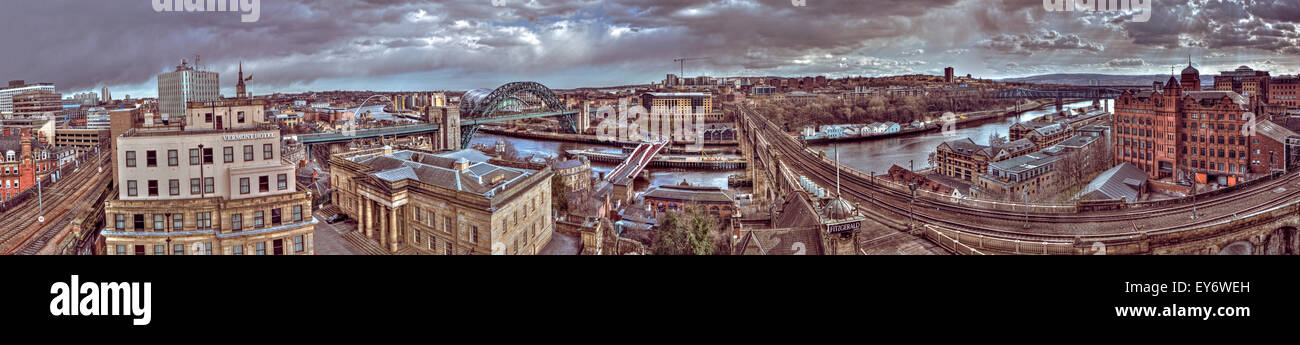 Paesaggio panoramico vista di Newcastle upon Tyne & Gateshead shot in HDR su un nuvoloso giorno estivo dal castello tenere Foto Stock
