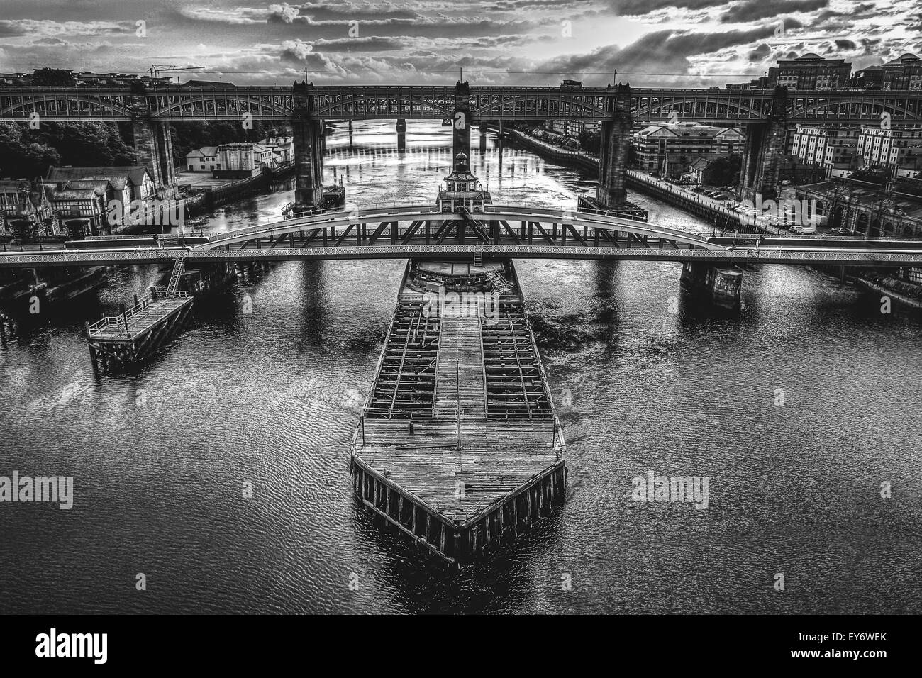 Ponte di Swing & tinta rossa Ponte a Newcastle upon Tyne presi da Gateshead in piedi sul Tyne Bridge e si affaccia sul fiume Tyne Foto Stock