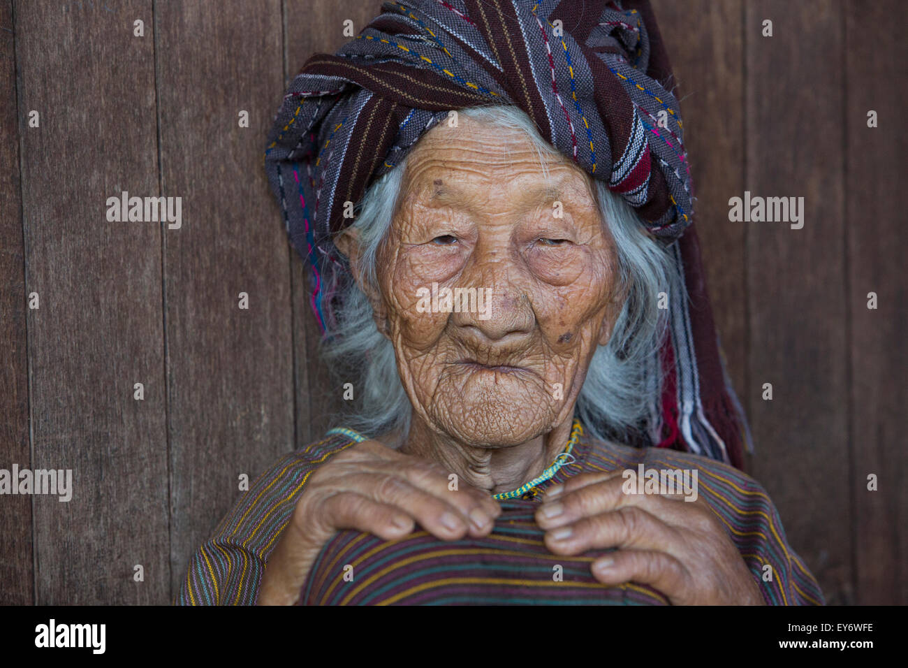 102 anno vecchia donna al peccato Yaychan village, Myanmar Foto Stock
