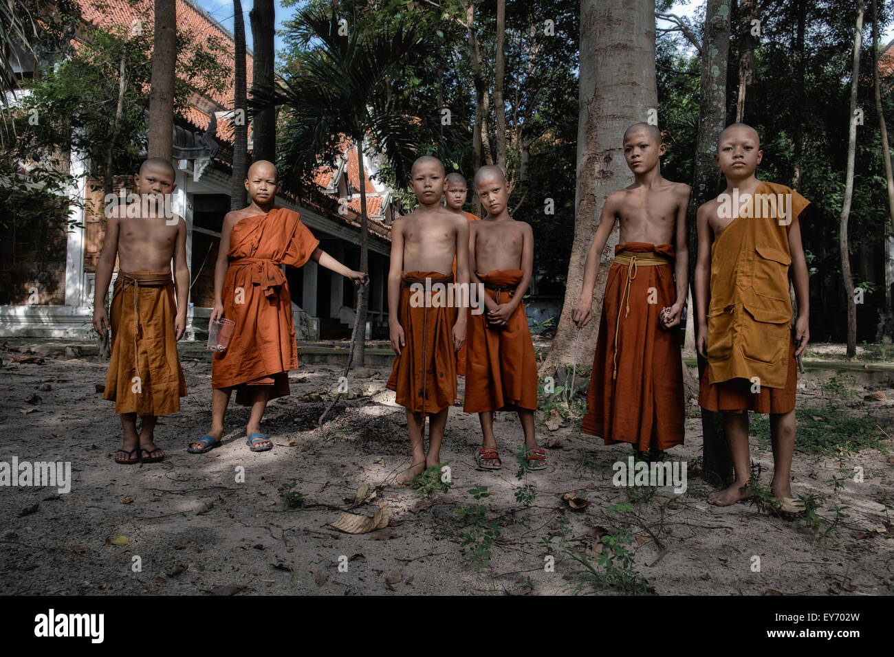 Thailandia giovani monaci. Monaci buddisti novizi in un rifugio nella giungla thailandese. Thailandia, S. E. Asia Foto Stock