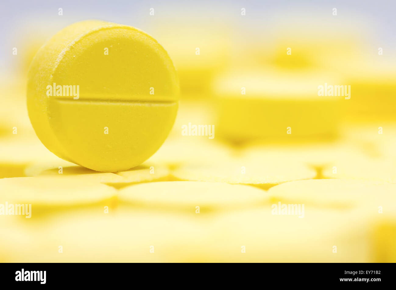 Tema della farmacia, il mucchio di giallo round medicina compressa pillole di antibiotico. DOF poco profondo Foto Stock