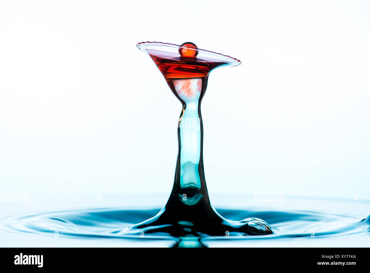 Collisione di gocce d'acqua. Alta velocità flash fotografia cattura gocce di acqua collisioni Foto Stock
