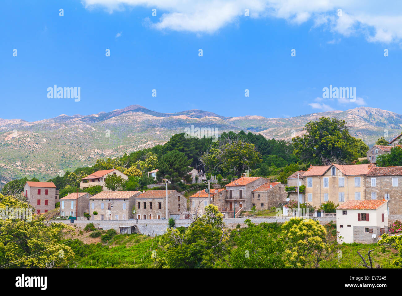 Paesaggio rurale, vecchie case di pietra e le montagne. Villaggio Aullene, Corsica, Francia Foto Stock