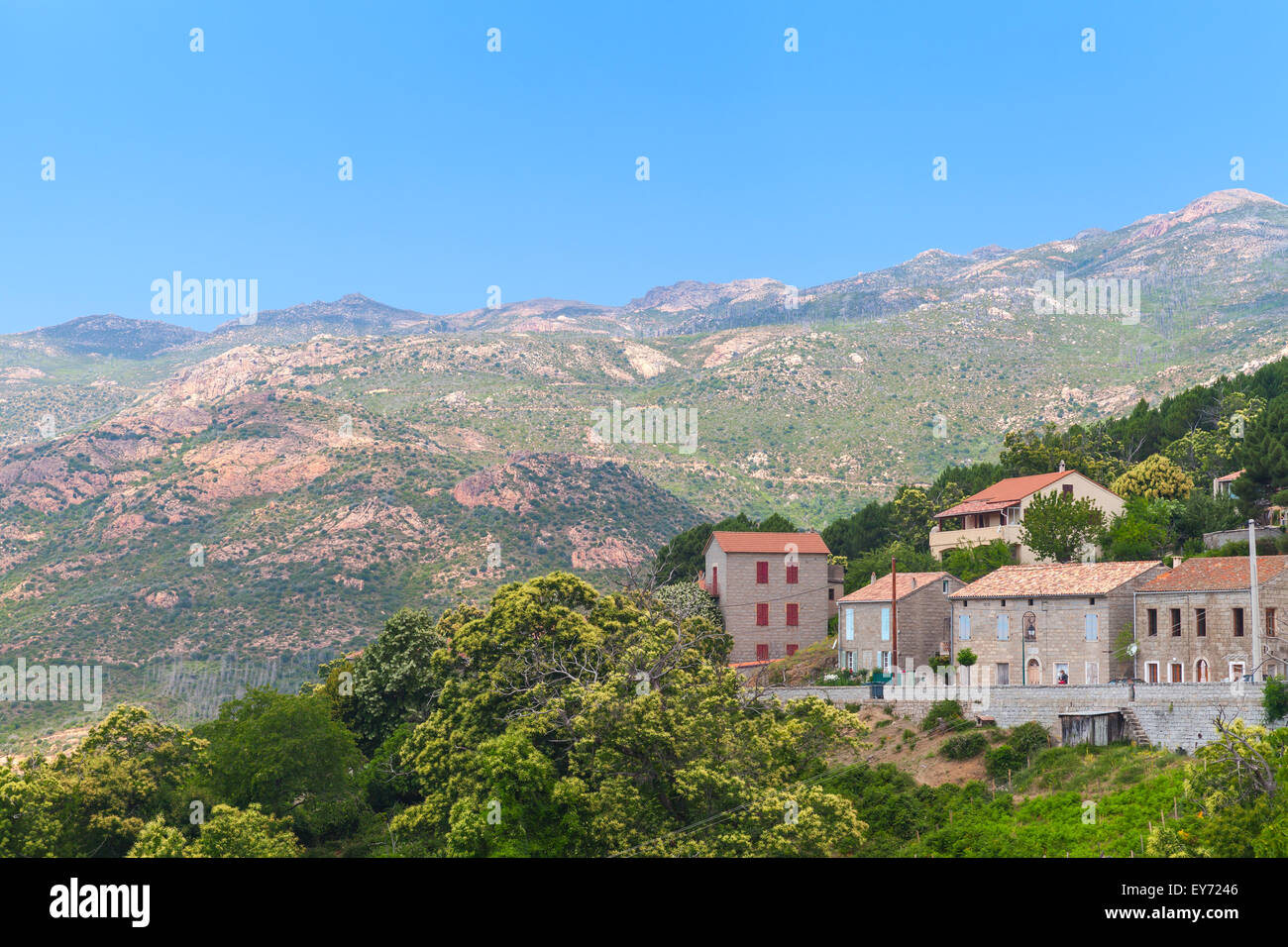 Rurali paesaggio della Corsica, vecchie case di pietra e le montagne. Villaggio Aullene, Corsica, Francia Foto Stock