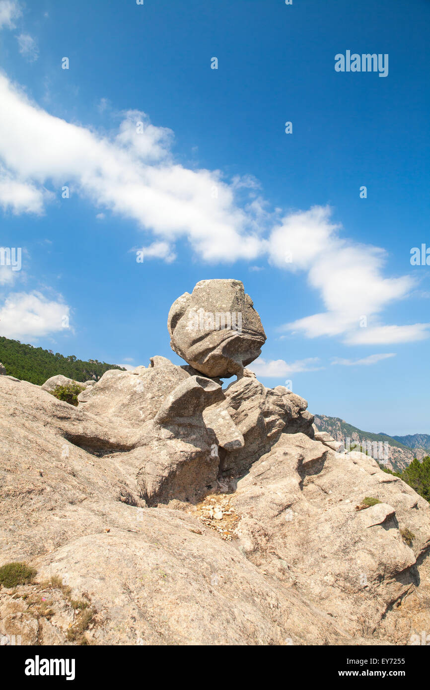 Pietra rotonda sulla cima della montagna, Corsica, Ospedale regione Foto Stock