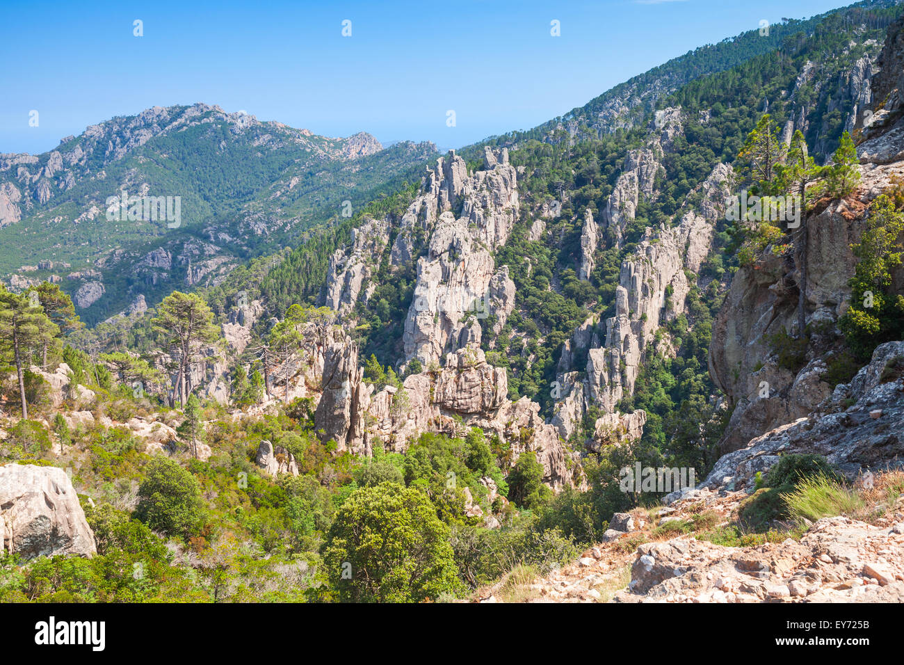 La Corsica, paesaggio con forte montagne rocciose Foto Stock