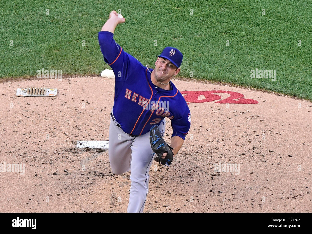 New York Mets a partire lanciatore Matt Harvey (33) funziona nel primo inning contro i cittadini di Washington a cittadini Parco di Washington, DC il lunedì 20 luglio, 2015. Credito: Ron Sachs/CNP (restrizione: NO New York o New Jersey o giornali quotidiani nel raggio di 75 miglia da New York City) - nessun filo SERVICE - Foto Stock