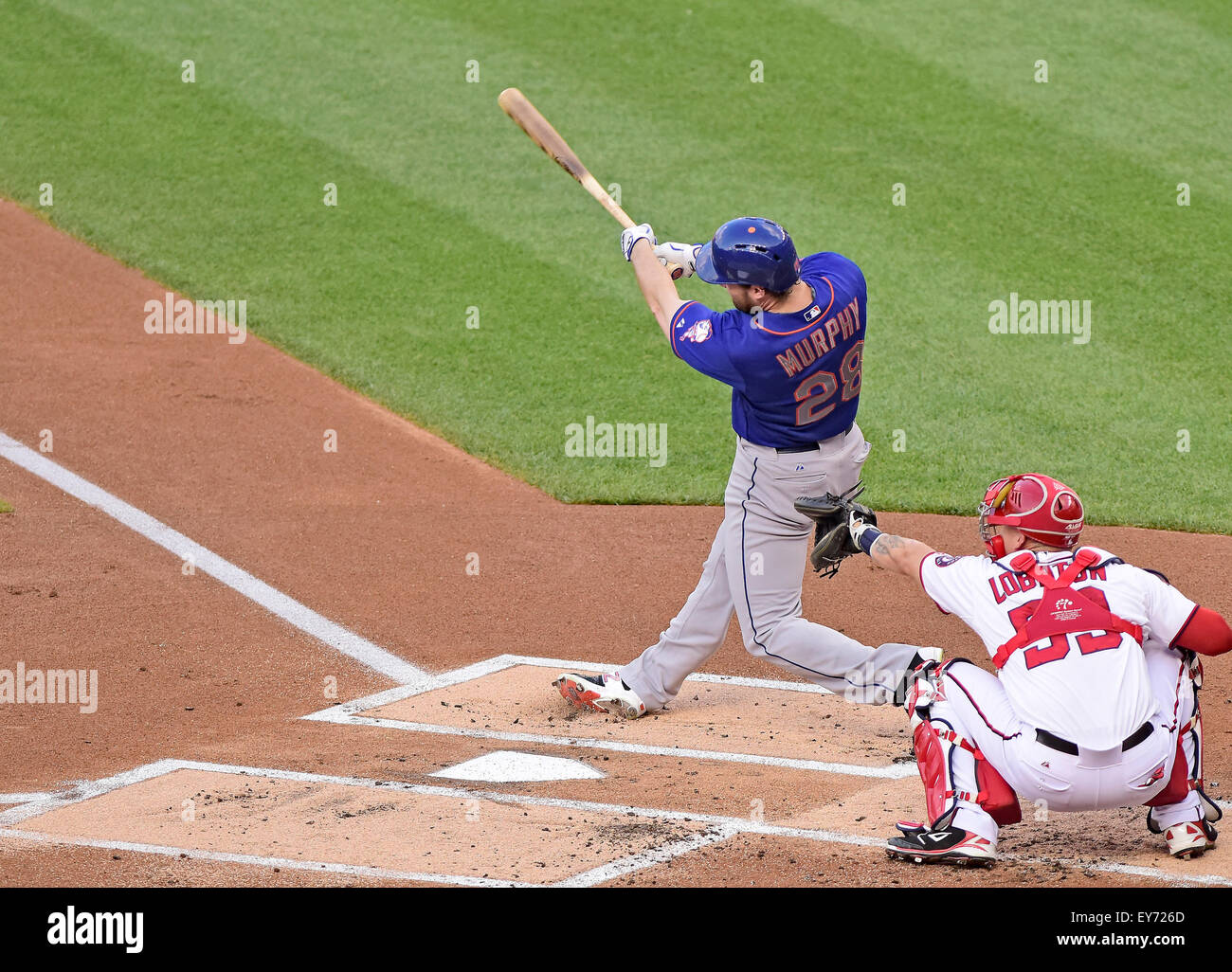 New York Mets secondo baseman Daniel Murphy (28) raddoppia nel primo inning contro i cittadini di Washington a cittadini Parco di Washington, DC il lunedì 20 luglio, 2015. Credito: Ron Sachs/CNP (restrizione: NO New York o New Jersey o giornali quotidiani nel raggio di 75 miglia da New York City) - nessun filo SERVICE - Foto Stock