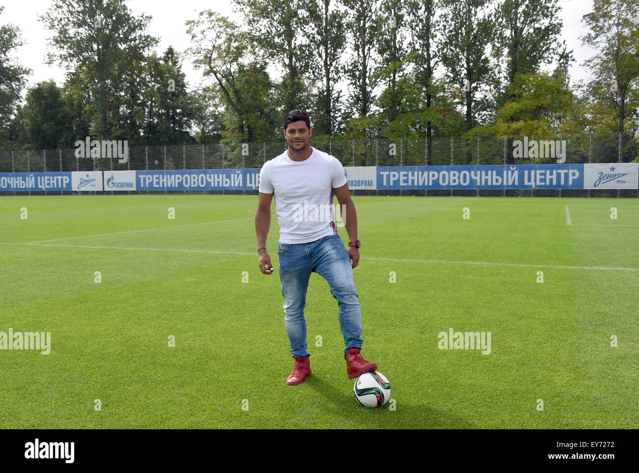 San Pietroburgo, Russia. Il 20 luglio, 2015. Il brasiliano giocatore nazionale e giocatore di FC Zenit San Pietroburgo, Hulk, comporta per i fotografi sulle basi di formazione a San Pietroburgo, Russia, 20 luglio 2015. Commenti razzisti sono parte della vita quotidiana in russo soccer, Hulk detto. "Che succede durante ogni partita. Ho usato per ottenere pazzo. Oggi faccio saltare in aria i sostenitori di baci", il riscontro di detto lunedì. Foto: Marcus Brandt/dpa/Alamy Live News Foto Stock