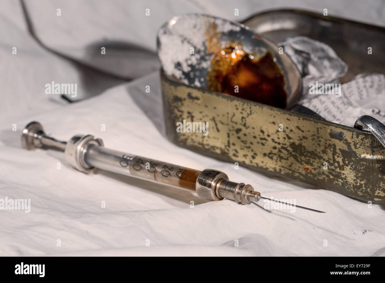 Triste delle tossicodipendenze risultante in cocaina eroina riscaldata in cucchiaio e siringa ago ipodermico indietro il flusso di sangue Foto Stock