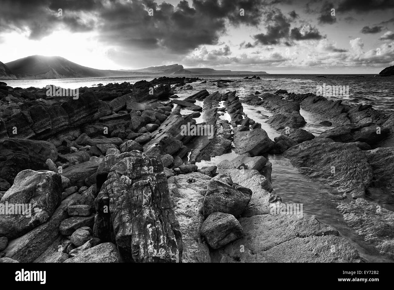 Bellissima alba panorama su Mupe Bay su Jurassic Coast in Dorset, Inghilterra in bianco e nero Foto Stock