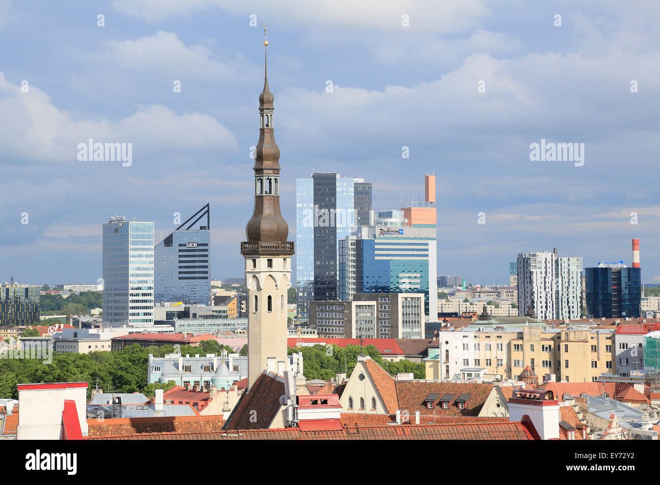 La torre del municipio e edifici ad alta nella Città Nuova, vista dal punto di vista Kohtuotsa in Città Alta, Tallinn Foto Stock