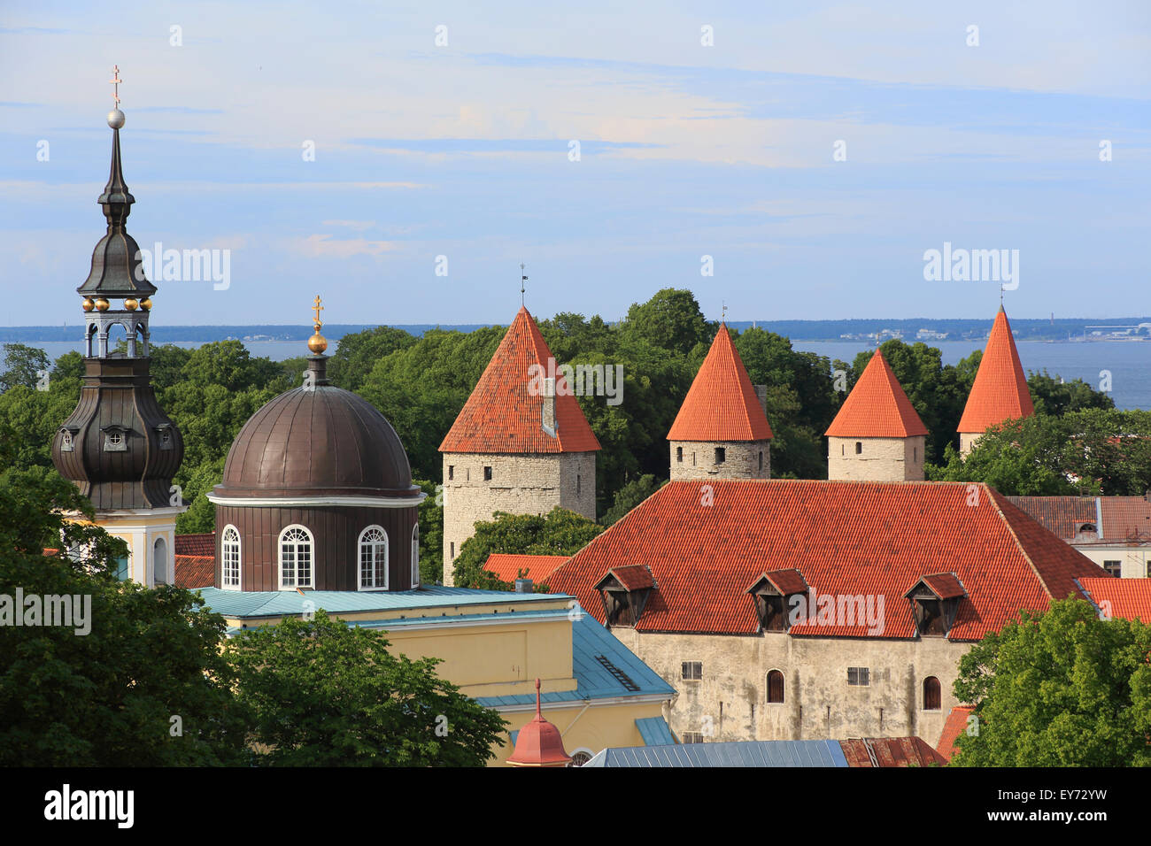 Le torri della parete della città, il Mar Baltico dietro, vista dal punto di vista Kohtuotsa in Città Alta, Tallinn, Estonia Foto Stock