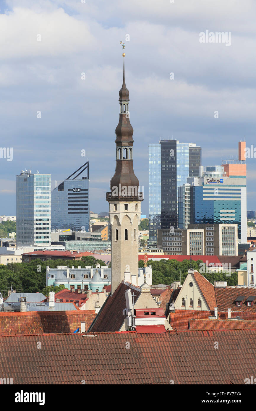 La torre del municipio e edifici ad alta nella Città Nuova, vista dal punto di vista Kohtuotsa in Città Alta, Tallinn Foto Stock