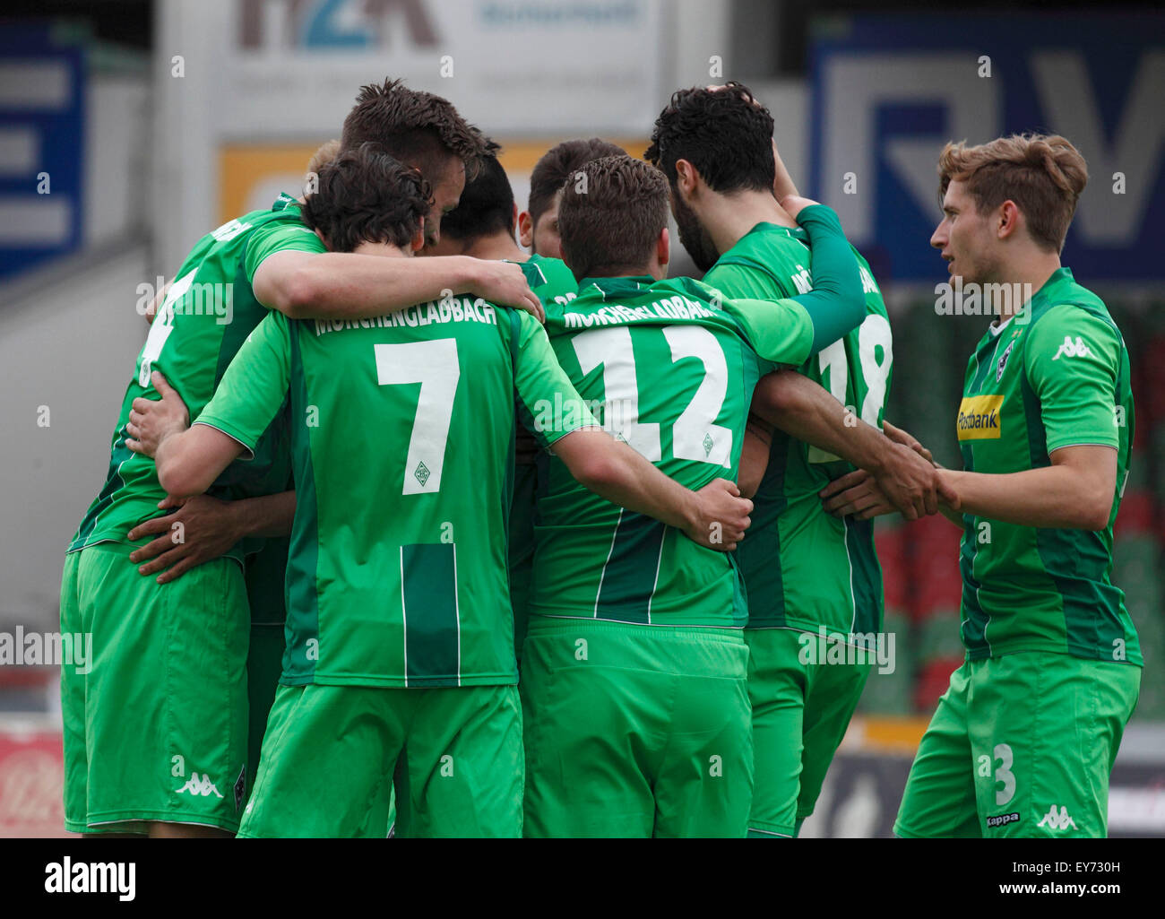 Sport, calcio, lega regionale West, 2014/2015, Rot Weiss Oberhausen versus Borussia Moenchengladbach U23 2:2, Stadio Niederrhein a Oberhausen, gioia per l'Gladbach obiettivo per 0:1 da Mario Rodriguez, f.l.t.r. Tim Knipping (MG), Malte Berauer (MG) No.7, Marlon Ritter (MG) No.12, Giuseppe Pisano (MG) Nr.18, Christopher Lenz (MG) Foto Stock