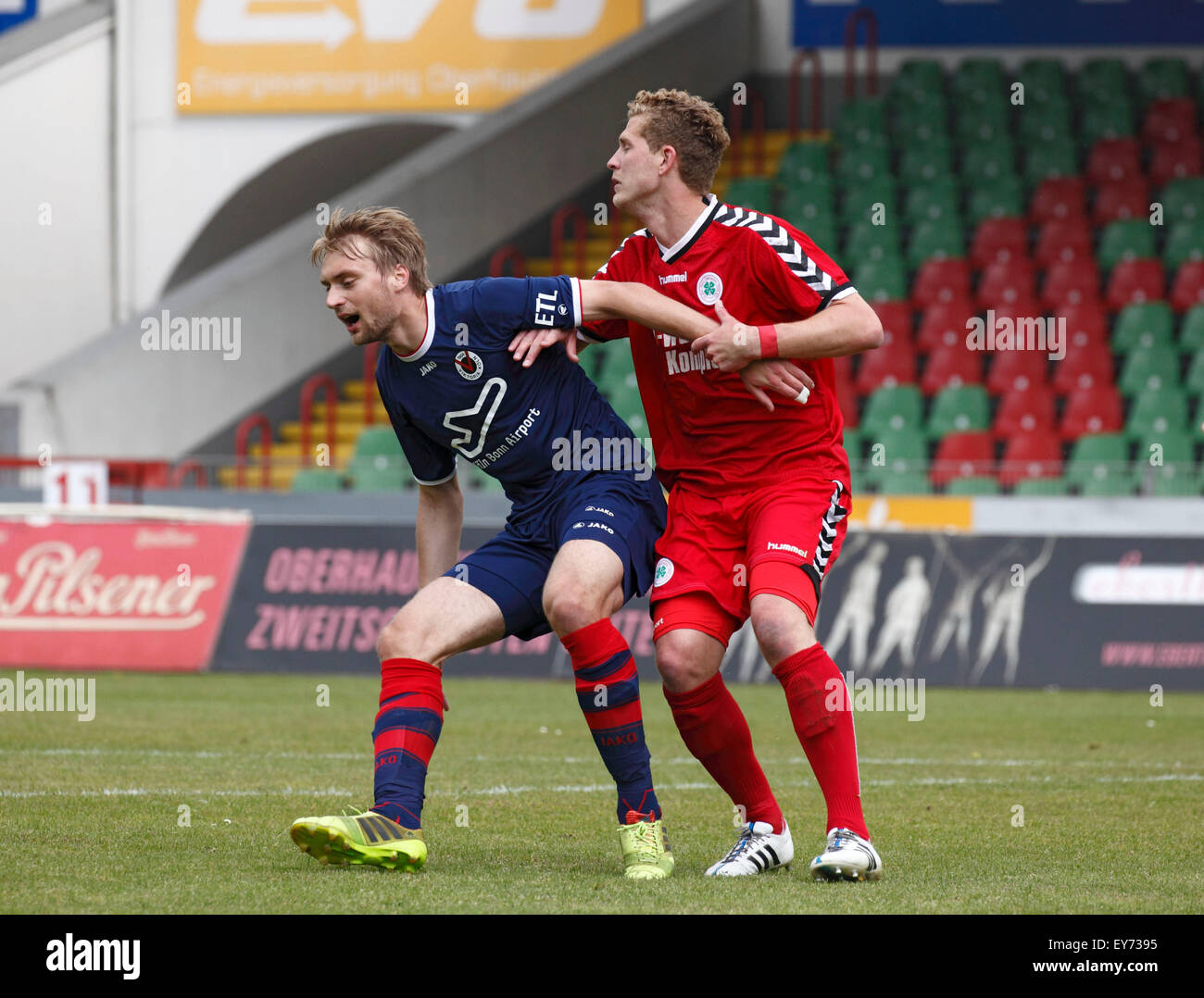 Sport, calcio, lega regionale West, 2014/2015, Rot Weiss Oberhausen contro FC Viktoria Koeln 3:2, Stadio Niederrhein a Oberhausen, scena del match, sinistra Tim Vaeyrynen (Colonia), destra Felix Haas (RWO) Foto Stock