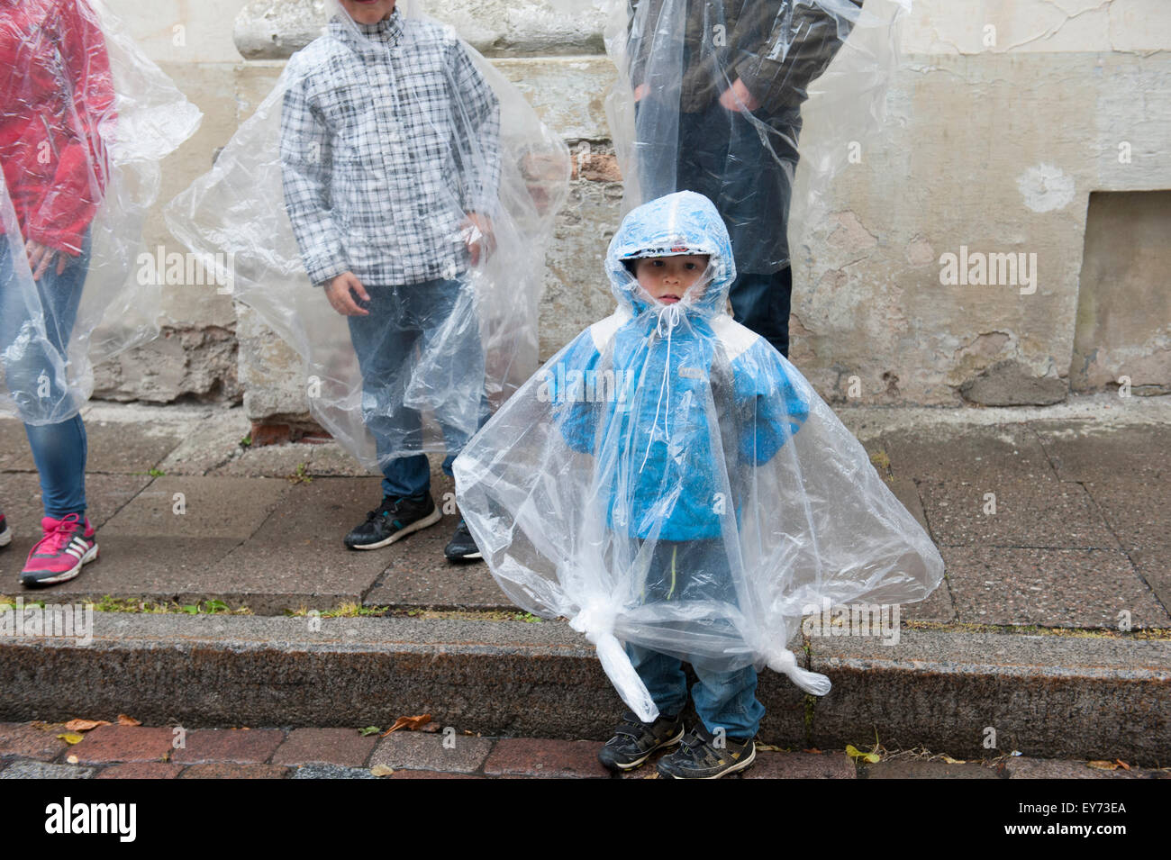 Un giorno di pioggia a Tallinn, in Estonia il centro storico con il poncho in vendita nei negozi di souvenir. Foto Stock