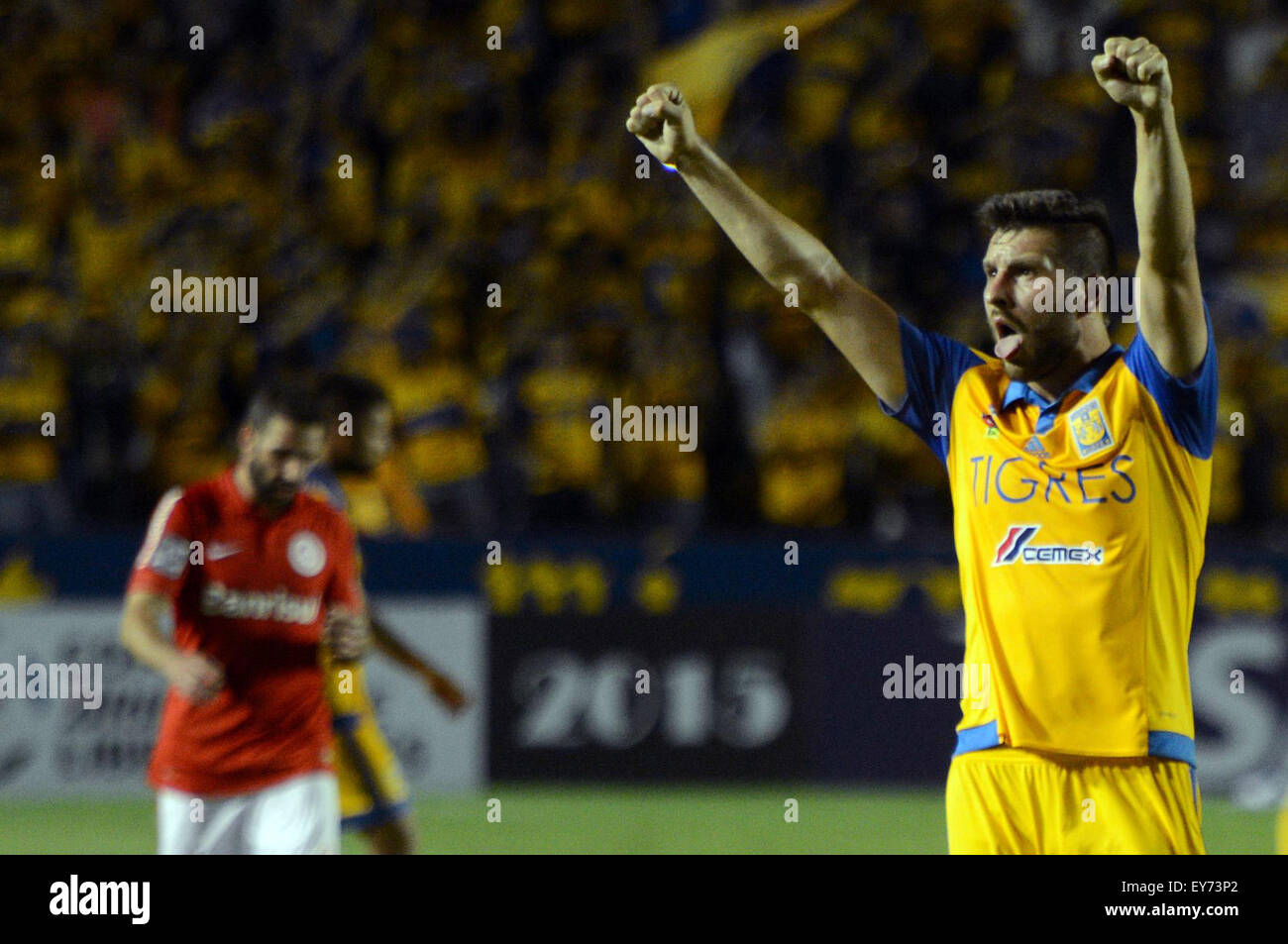Nuevo Leon, Messico. 22 Luglio, 2015. Tiger è Andre-Pierre Gignac (R) del Messico, celebra il suo punteggio durante la semifinale partita di Copa Libertadores contro International di Brasile, presso University Stadium, in San Nicolas De Los Garza, Nuevo Leon, Messico, il 22 luglio 2015. Credito: Juan Carlos Perez/NOTIMEX/Xinhua/Alamy Live News Foto Stock