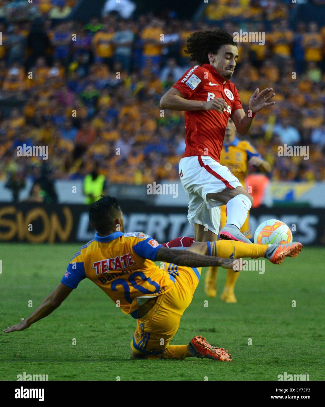 Nuevo Leon, Messico. 22 Luglio, 2015. Tiger Javier Aquino(L) del Messico, il sistema VIES per la palla con International per Valdivia(R) del Brasile, durante la semifinale partita di Copa Libertadores presso University Stadium, in San Nicolas De Los Garza, Nuevo Leon, Messico, il 22 luglio 2015. Credito: Juan Carlos Perez/NOTIMEX/Xinhua/Alamy Live News Foto Stock