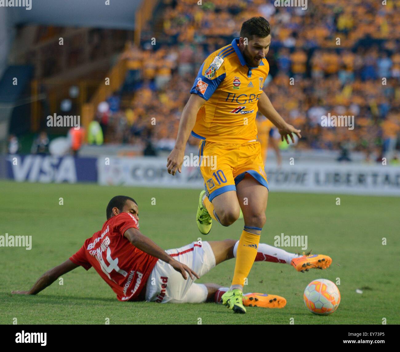 Nuevo Leon, Messico. 22 Luglio, 2015. Tiger è Andre-Pierre Gignac(R) del Messico, il sistema VIES per la palla con internazionale Ernando(L) del Brasile, durante la semifinale partita di Copa Libertadores presso University Stadium, in San Nicolas De Los Garza, Nuevo Leon, Messico, il 22 luglio 2015. Credito: Juan Carlos Perez/NOTIMEX/Xinhua/Alamy Live News Foto Stock