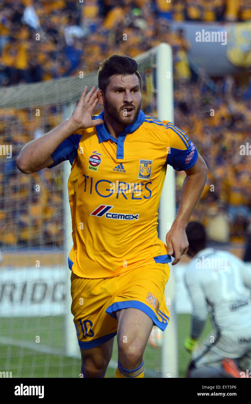 Nuevo Leon, Messico. 22 Luglio, 2015. Tiger è Andre-Pierre Gignac del Messico, celebra il suo punteggio durante la semifinale partita di Copa Libertadores contro Internacional del Brasile, presso University Stadium, in San Nicolas De Los Garza, Nuevo Leon, Messico, il 22 luglio 2015. Credito: Juan Carlos Perez/NOTIMEX/Xinhua/Alamy Live News Foto Stock