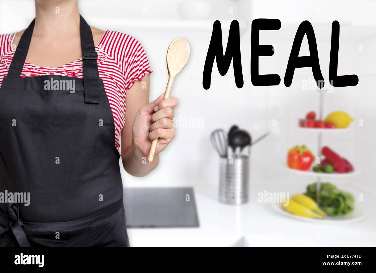 Pasto cuocere tenendo il cucchiaio di legno dello sfondo. Foto Stock