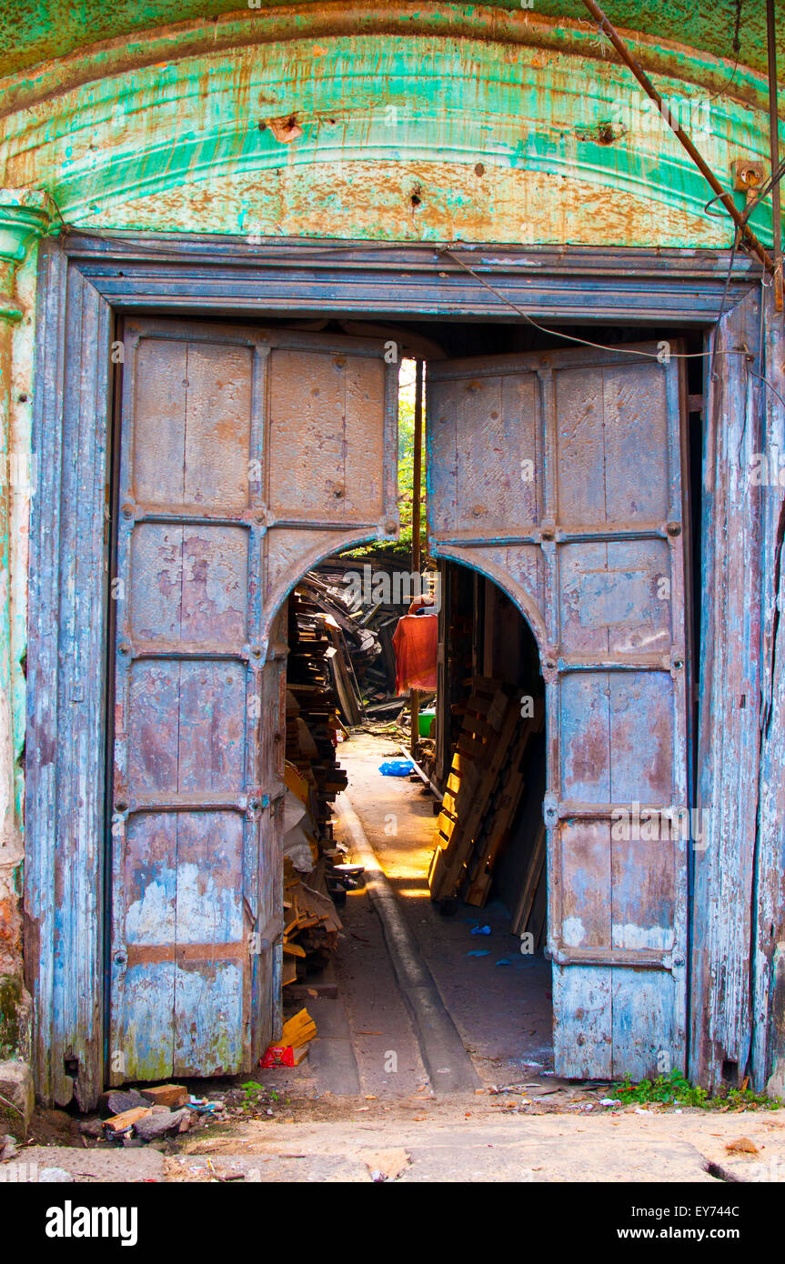 Il legno vecchio porta, angolo di mercato, fort Cochin, Kerala, India, Asia Foto Stock