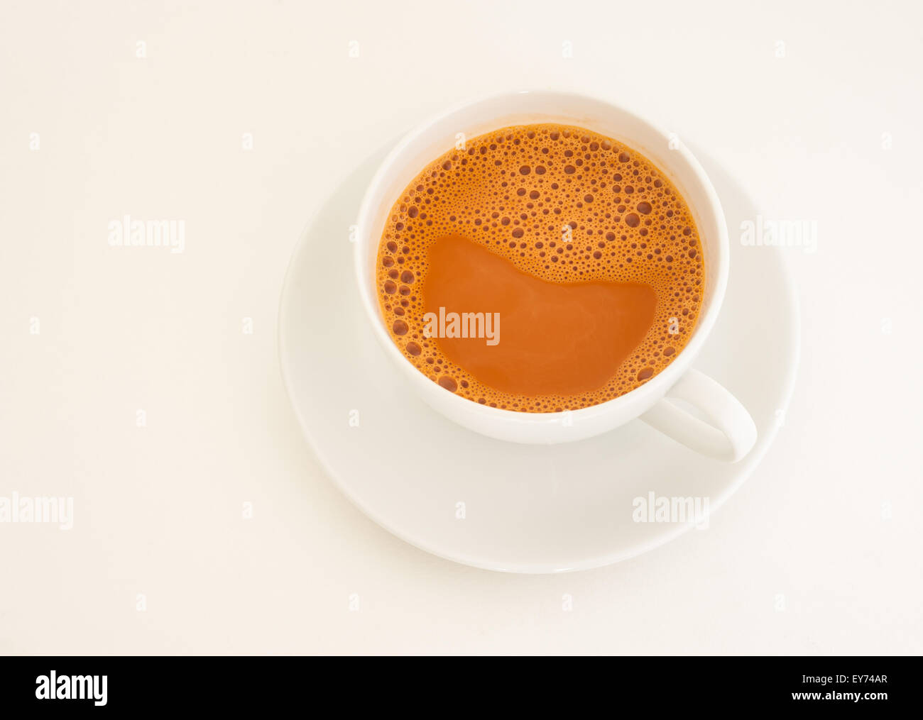 Latte caldo tè in tazza su sfondo bianco Foto Stock