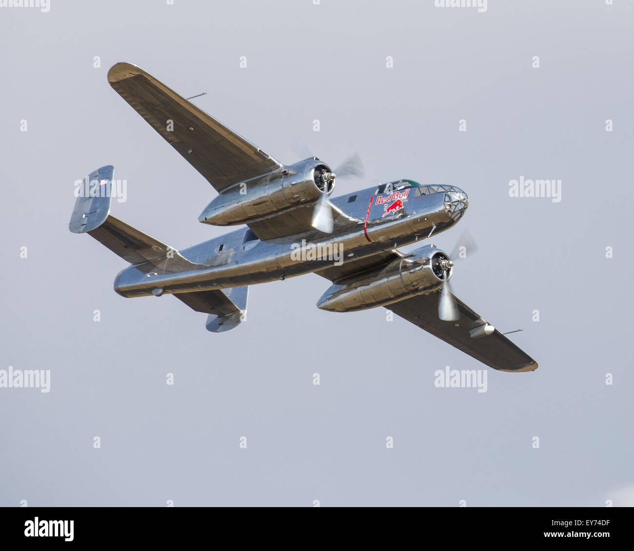 B-25 North American Mitchell Guerra Mondiale 2 USAAF bombardiere medio un aeromobile appartenente alla Red Bull battenti al 2015 Flying Legends Foto Stock
