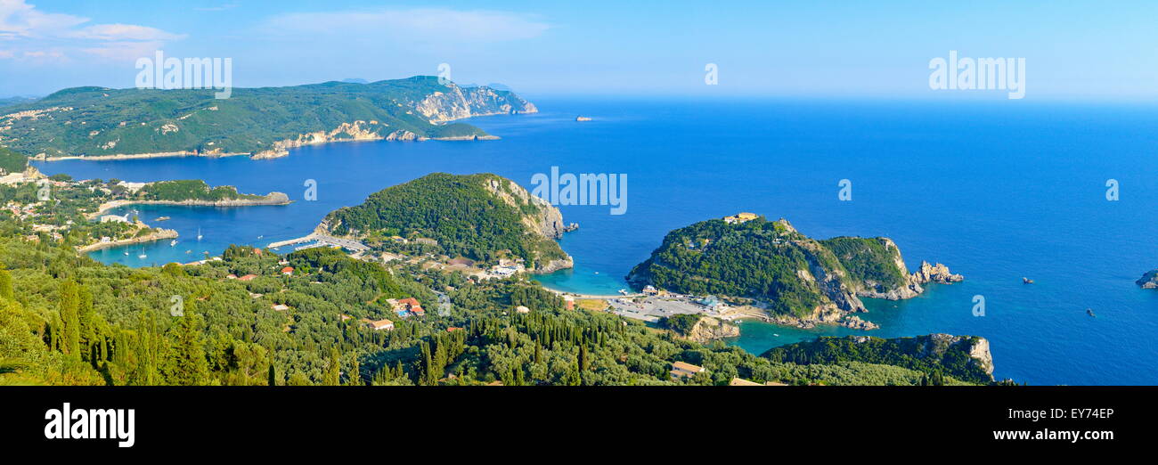 Vista panoramica al meraviglioso Paleokastrica bay a Corfu Grecia Foto Stock