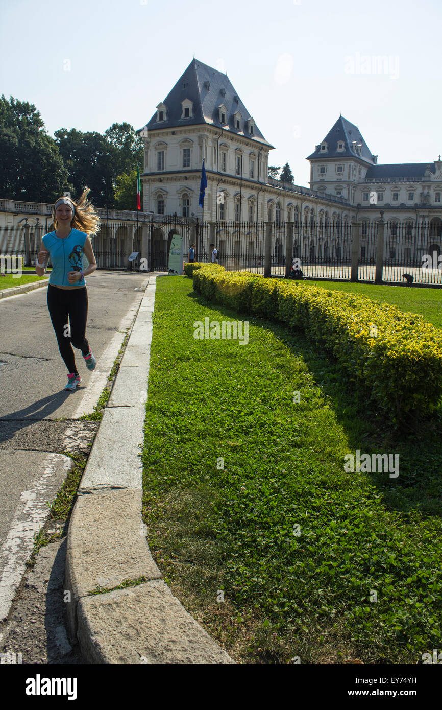 Donna bionda in esecuzione in un parco urbano (Parco del Valentino, Torino, Italia) Foto Stock